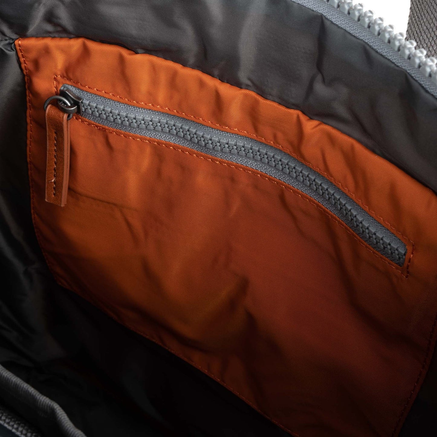 Mochila Roka London Canfield B - Burnt Orange - Mediana