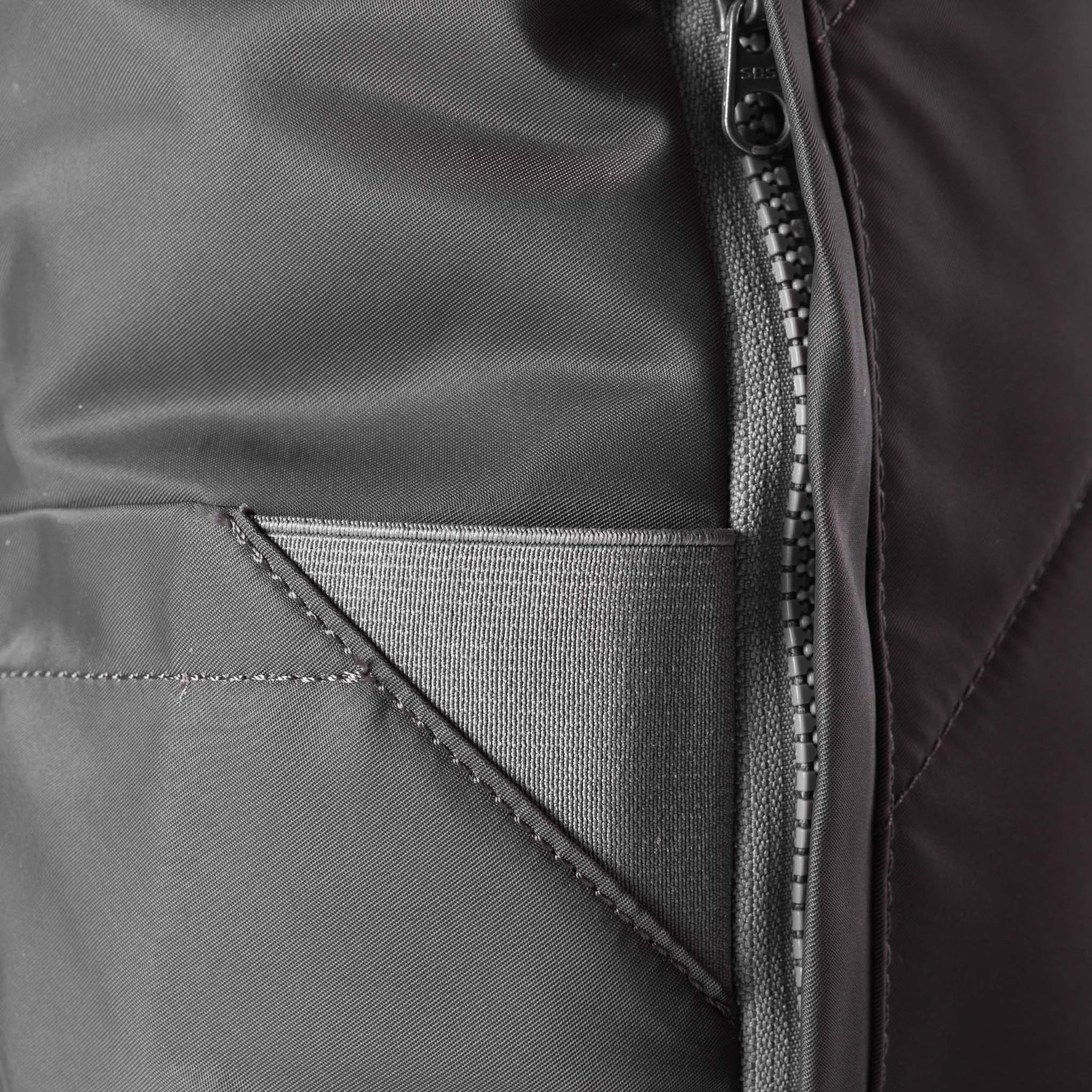 MOCHILA CANFIELD B GRAPHITE / MEDIANA Roka London - EL MALETÍ 