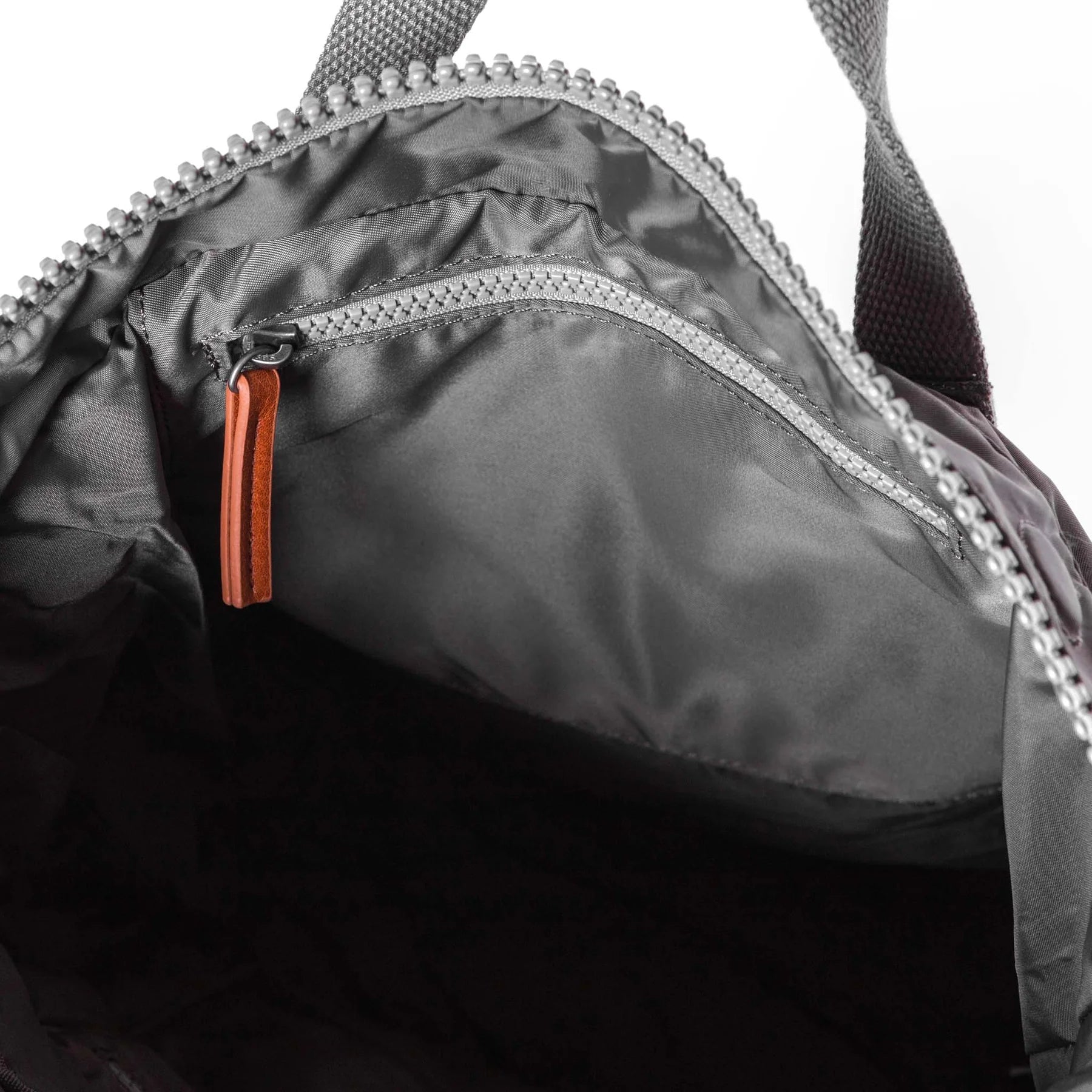 MOCHILA CANFIELD B GRAPHITE / MEDIANA Roka London - EL MALETÍ 